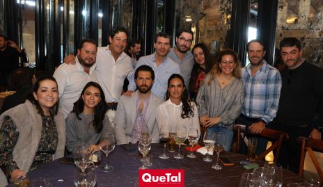  Diego Vivanco con sus amigos.