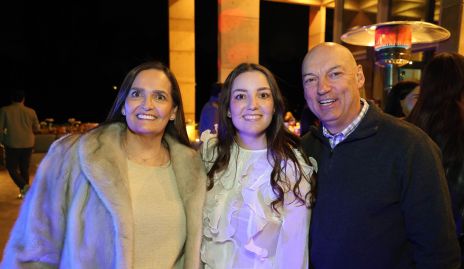  Gabriela Villanueva y Carlos González con su hija Marisol.