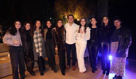  Las primas Villanueva con Mateo Beltrán y Marisol González.