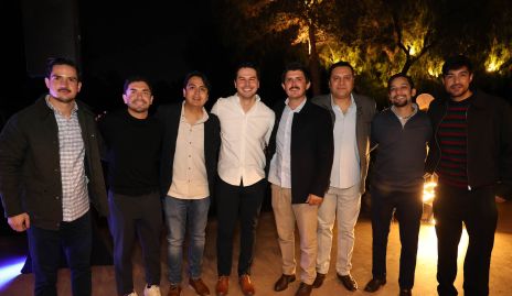  Mateo Beltrán con sus mejores amigos.