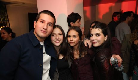  Carlos de los Santos, Roberta Nava, Sofía e Isabel.