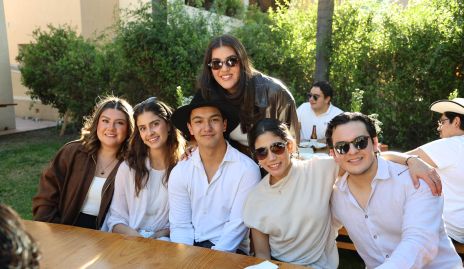  Natalia Gómez festejando su cumple con sus amigos.