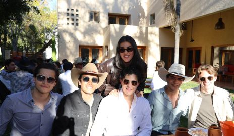  Natalia con su novio Hugo Segarra y sus amigos.