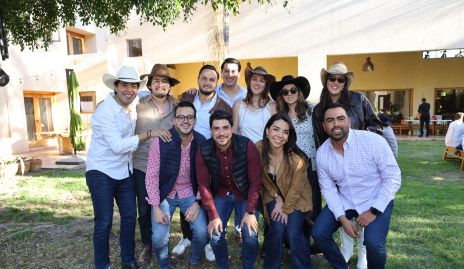  Natalia Gómez celebrando sus 21 años con sus hermanos y sus amigos.