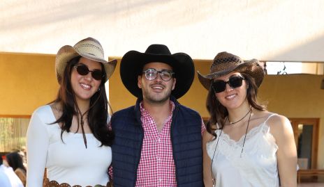 Los hermanos  Natalia, Eduardo y Mariana Gómez Sánchez.