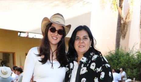  Natalia con su mamá Cyntia Sánchez.