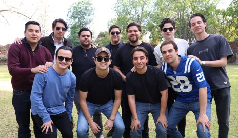  Diego Acosta de los Santos con sus amigos.