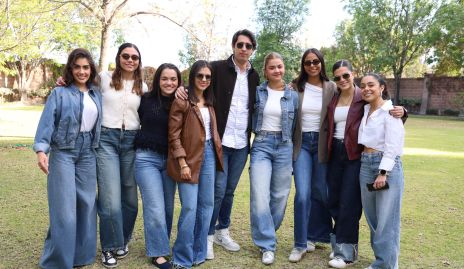  Diego Acosta con sus amigas.