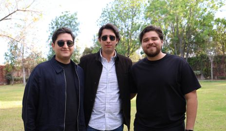  Los hermanos Martell con Diego Acosta.
