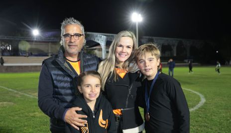  Juan Antonio Reverte y Elsa Paz con sus hijos Elena y Julián.