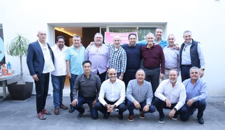  Roberto Silva con sus amigos.