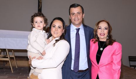  Gaby Contreras, Andrés Tacea y Marcela Altamirano con Patricio.