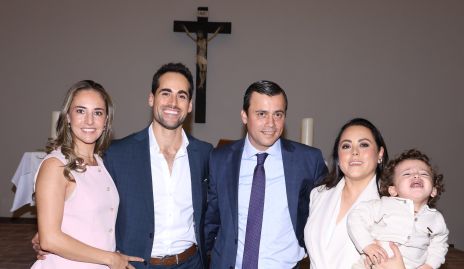  María Paula Hernández, José Ángel Contreras, Andrés Tacea y Gaby Contreras con Patricio.