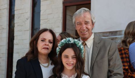  Maricela Ochoa y Eduardo Zermeño con su nieta Marina Zermeño.
