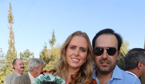  Ingrid Velasco y Rafael Olmos con su sobrina Marina Zermeño.