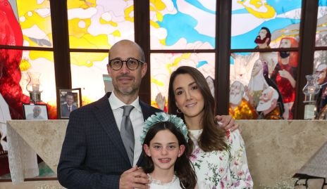  Alejandro Gutiérrez y Marcela Rivero con su ahijada Marina Zermeño.