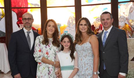  Marina Zermeño con sus padrinos Alejandro Gutiérrez y Marcela Rivero y sus papás Marianne Velasco y Eduardo Zermeño.