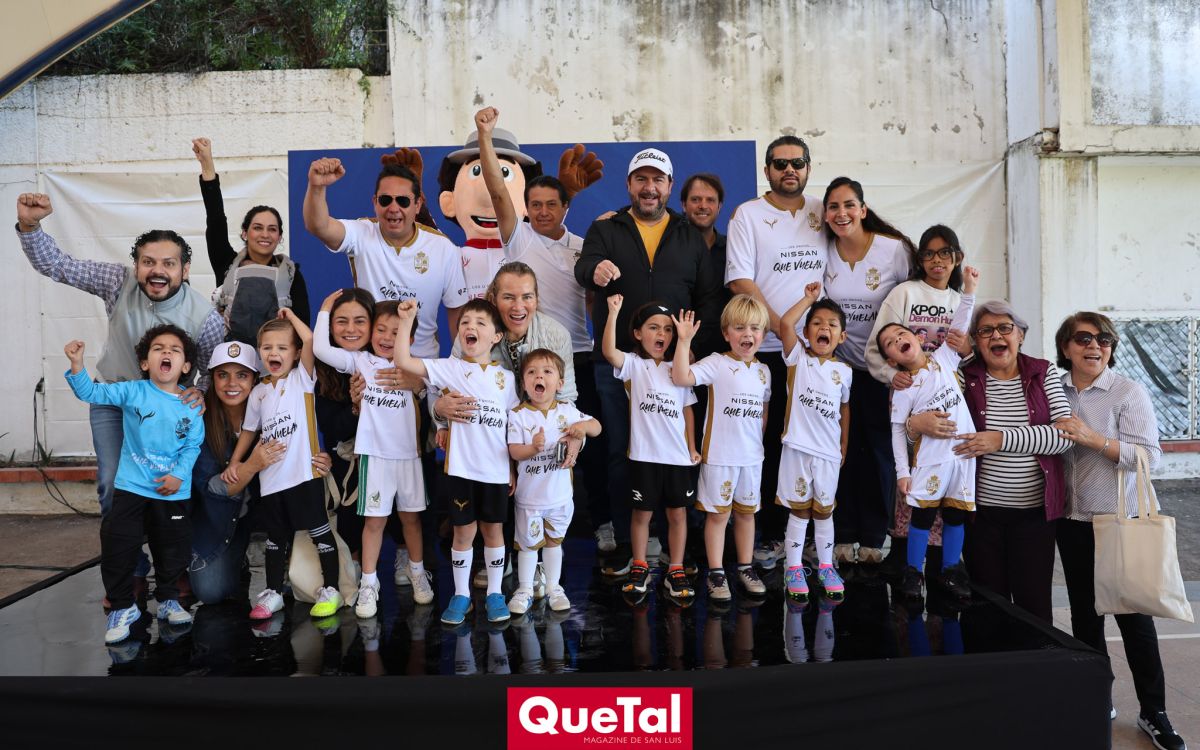 ENTREGA DE UNIFORMES DEL EQUIPO PEDREGAL