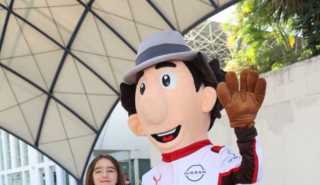  Emilia y José Pablo con la botarga.