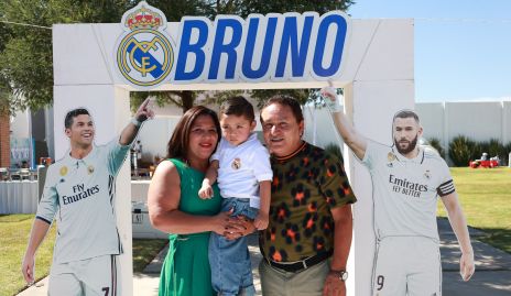 Francisco Reyna y  Miriam Paz con su nieto Bruno.