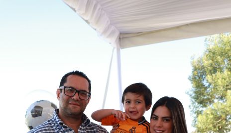 Fernando Rojo y Bárbara Berrones con sus hijos José Miguel y Juan Pablo .