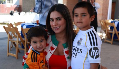  Bárbara Berrones con sus hijos José Miguel y Juan Pablo.