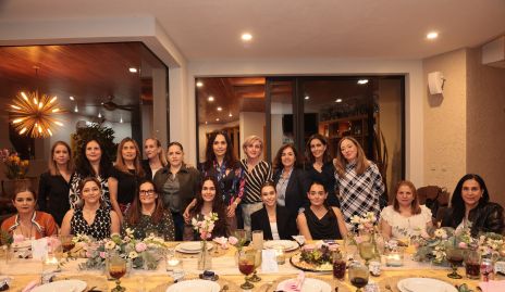  Macarena Villasuso Villanueva con las amigas de su mamá.