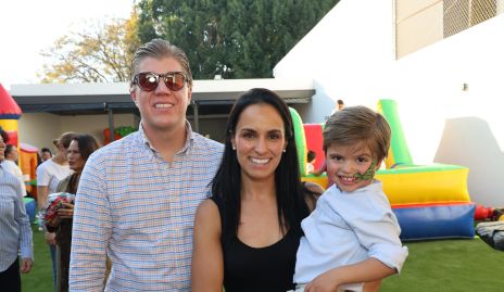  Manuel Zárate y Natalia Leal con su hijo Juanma.