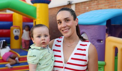  Ximena Castillo con su hijo Pablo.