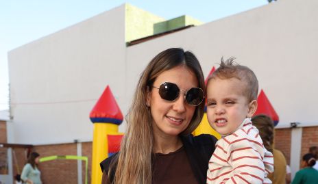   Ana Gaby Astorga con sus hijos Carlota y Damián Cabral.