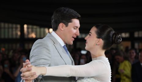  Los recién casados Alfredo Hernández y Paulina Castillo.