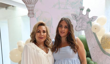  Claudia García con su hija Andrea Rossel.