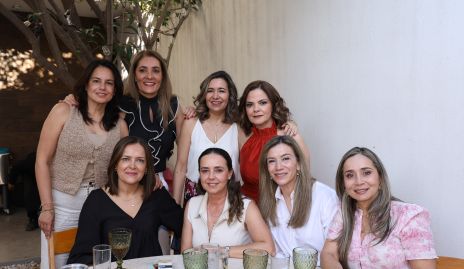  Montse Lozano con sus amigas de toda la vida.