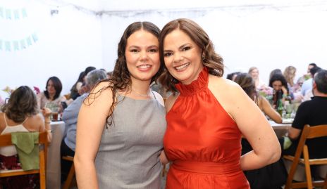  Ana Isa Martínez con su mamá Montserrat Lozano.