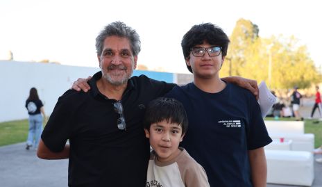  Anuar Kasis, con sus hijos Mateo y Anuar.