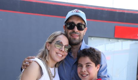  María Fernanda Guevara y Roberto Zarur con su hijo Robert.