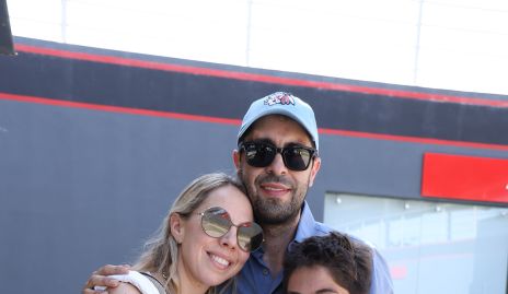  María Fernanda Guevara y Roberto Zarur con su hijo Robert.