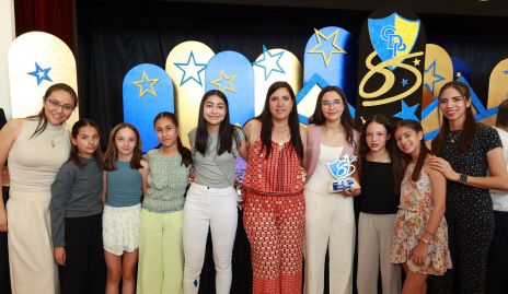  Equipo de Patinaje del CDP con su entrenadora Roxana Alvarado.