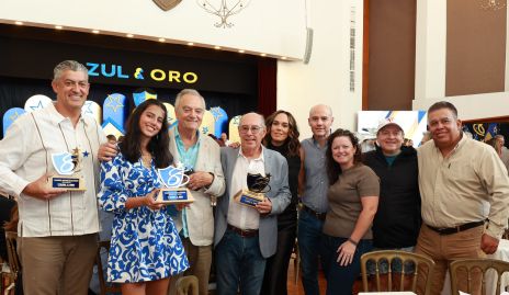  Los galardonados, Leonel González, Fernanda Valle y Francisco Orozco con su familia y amigos.