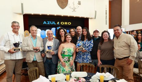  Los galardonados, Leonel González, Fernanda Valle y Francisco Orozco con su familia y amigos.