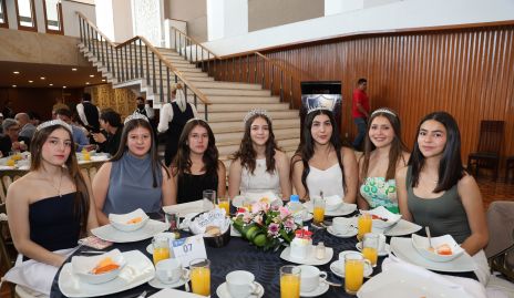  Mónica Chevaile Reina del Depor con su corte real.