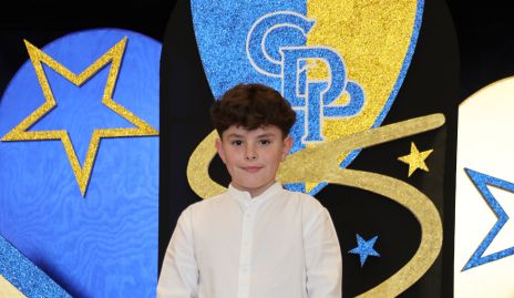  Juan Malo Azcona recibe el Azul y Oto en Raquetbol Infantil Juvenil en representación de su hermana María Emilia.