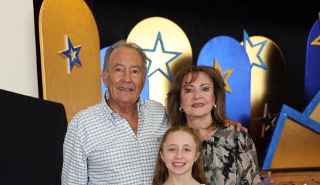  Manuel Paredes y Marilú González con su nieta María José Pérez.