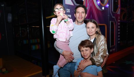  Alejandro Lomelí y Paulina López con sus hijos Lucía y Alejandro.