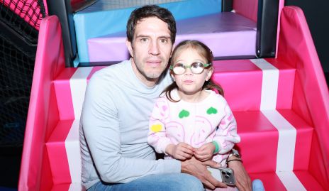  Lucía con su papá Alejandro Lomelí.