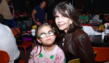  Lucía con su abuelita Aidée Rodríguez.