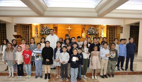  Ceremonia de entrega de Biblia por el Padre Rubén a niños que harán su Primera Comunión.