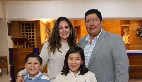  Pupi Torrescano y René Díaz con sus hijos René y Renata.