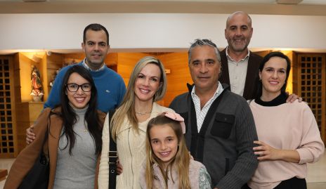  Elena Reverte Paz con sus padrinos Joel Paz, Alejandra Alonso, Daniela Paz y Demetrio Hervert y sus papás Elsa Paz y Juan Antonio Reverte.