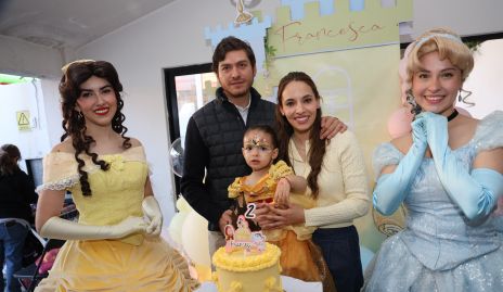  Andrew Delgado y Fernanda Paredes con su hija Francesca, Bella y Cenicienta.